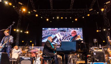 Kiel, Almanya - 22 Haziran 2018: Rock klasik açık hava 2018 Caroline ortak ve Heinz Rudolf Kunze ile Kieler Woche 2018 sırasında karşılamaktadır. 