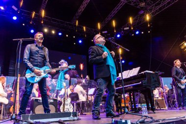 Kiel, Almanya - 22 Haziran 2018: Rock klasik açık hava 2018 Caroline ortak ve Heinz Rudolf Kunze ile Kieler Woche 2018 sırasında karşılamaktadır. 