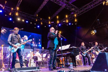 Kiel, Almanya - 22 Haziran 2018: Rock klasik açık hava 2018 Caroline ortak ve Heinz Rudolf Kunze ile Kieler Woche 2018 sırasında karşılamaktadır. 