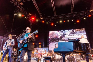 Kiel, Almanya - 22 Haziran 2018: Rock klasik açık hava 2018 Caroline ortak ve Heinz Rudolf Kunze ile Kieler Woche 2018 sırasında karşılamaktadır. 
