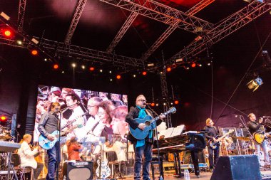 Kiel, Almanya - 22 Haziran 2018: Rock klasik açık hava 2018 Caroline ortak ve Heinz Rudolf Kunze ile Kieler Woche 2018 sırasında karşılamaktadır. 