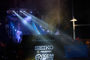 Kiel, Almanya - 22 Haziran 2018: Okyanus atlama gece gösteri yangın, müzik ve lazer Kieler Woche 2018 sırasında