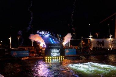 Kiel, Almanya - 22 Haziran 2018: Okyanus atlama gece gösteri yangın, müzik ve lazer Kieler Woche 2018 sırasında