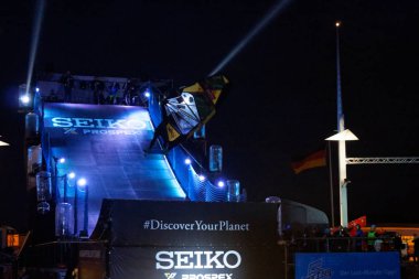 Kiel, Almanya - 22 Haziran 2018: Okyanus atlama gece gösteri yangın, müzik ve lazer Kieler Woche 2018 sırasında