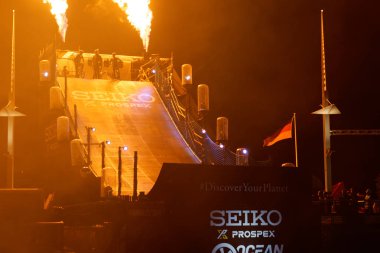 Kiel, Almanya - 22 Haziran 2018: Okyanus atlama gece gösteri yangın, müzik ve lazer Kieler Woche 2018 sırasında