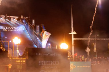 Kiel, Almanya - 22 Haziran 2018: Okyanus atlama gece gösteri yangın, müzik ve lazer Kieler Woche 2018 sırasında