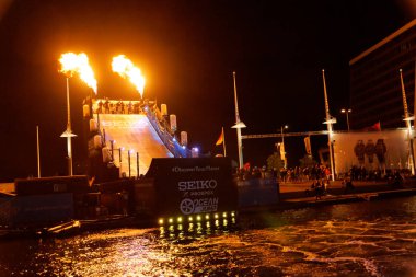 Kiel, Almanya - 22 Haziran 2018: Okyanus atlama gece gösteri yangın, müzik ve lazer Kieler Woche 2018 sırasında