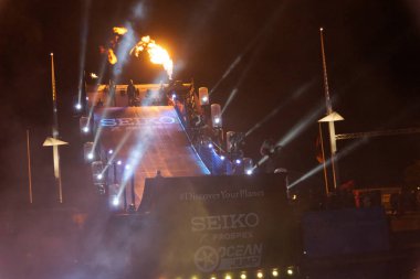 Kiel, Almanya - 22 Haziran 2018: Okyanus atlama gece gösteri yangın, müzik ve lazer Kieler Woche 2018 sırasında