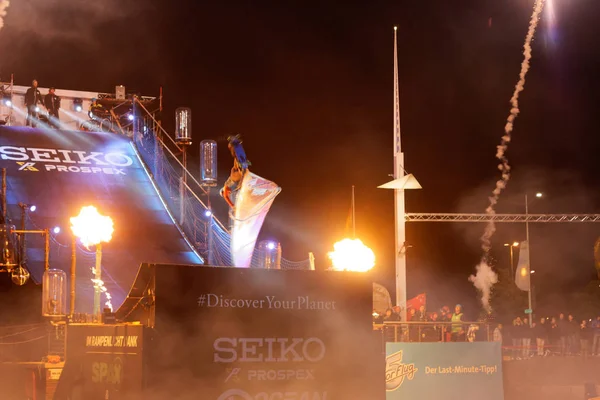 Kiel, Almanya - 22 Haziran 2018: Okyanus atlama gece gösteri yangın, müzik ve lazer Kieler Woche 2018 sırasında