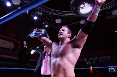 Kiel, Almanya - 08 Aralık 2018. İngilizce güreşçi Kay Jutler Apu Singh en fazla şampiyonluk kazanan