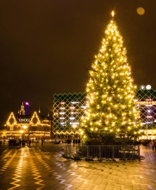 Aydın Tivoli Bahçe, Kopenhag, Danimarka, gece ve Noel zamanı sırasında