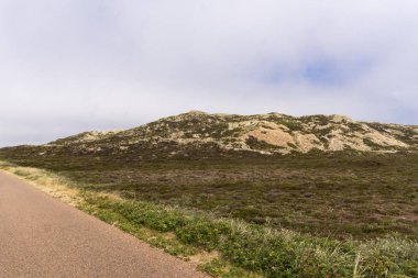 Dunes, Sylt, Kuzey Almanya, ada Ağustos 2018 yılında Kuzey Denizi'nde arasında bisiklet yolu