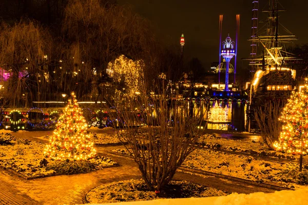 在夜间和圣诞节期间 丹麦哥本哈根的开明的蒂沃利花园 — 图库照片