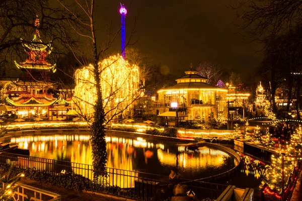 在夜间和圣诞节期间 丹麦哥本哈根的开明的蒂沃利花园 — 图库照片