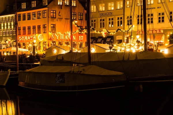 丹麦哥本哈根的 Nyhaven 圣诞市场 图库图片