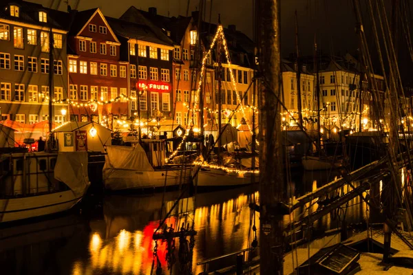 丹麦哥本哈根的 Nyhaven 圣诞市场 图库图片