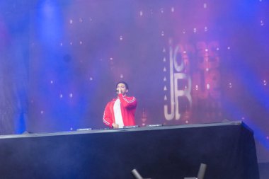 Kiel, Almanya - 21 Haziran 2019: Dj Jonas Blue Hoernstage 'da sahne alıyor