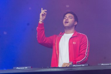 Kiel, Almanya - 21 Haziran 2019: Dj Jonas Blue Hoernstage 'da sahne alıyor