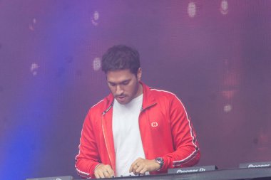 Kiel, Almanya - 21 Haziran 2019: Dj Jonas Blue Hoernstage 'da sahne alıyor