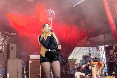 Kiel, Almanya - 21 Haziran 2019: Thundermother sahne alıyor