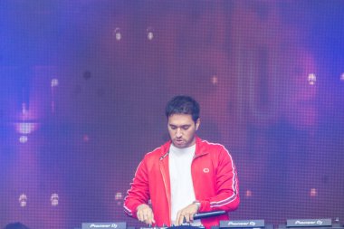 Kiel, Almanya - 21 Haziran 2019: Dj Jonas Blue Hoernstage 'da sahne alıyor