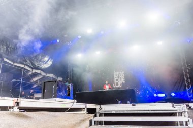 Kiel, Almanya - 21 Haziran 2019: Dj Jonas Blue Hoernstage 'da sahne alıyor
