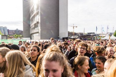 Kiel, Almanya - 21 Haziran 2019: Dj Jonas Blue Hoernstage 'da sahne alıyor