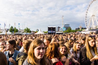 Kiel, Almanya - 21 Haziran 2019: Dj Jonas Blue Hoernstage 'da sahne alıyor