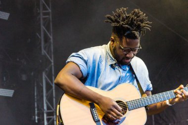 Kiel, Almanya - 21 Haziran 2019: Kelvin Jones Rathaus Sahnesi 'nde sahne alıyor