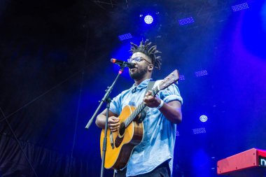 Kiel, Almanya - 21 Haziran 2019: Kelvin Jones Rathaus Sahnesi 'nde sahne alıyor