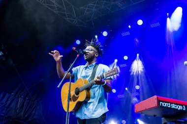 Kiel, Almanya - 21 Haziran 2019: Kelvin Jones Rathaus Sahnesi 'nde sahne alıyor