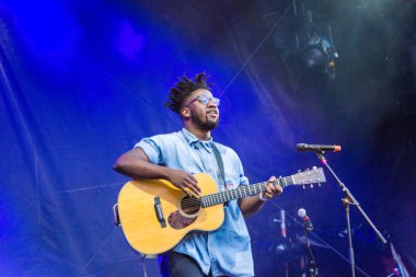 Kiel, Almanya - 21 Haziran 2019: Kelvin Jones Rathaus Sahnesi 'nde sahne alıyor