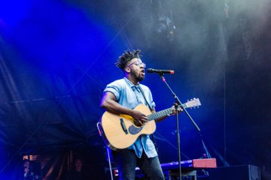 Kiel, Almanya - 21 Haziran 2019: Kelvin Jones Rathaus Sahnesi 'nde sahne alıyor