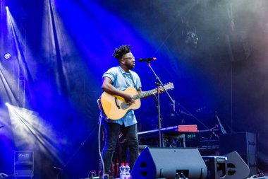 Kiel, Almanya - 21 Haziran 2019: Kelvin Jones Rathaus Sahnesi 'nde sahne alıyor