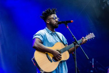 Kiel, Almanya - 21 Haziran 2019: Kelvin Jones Rathaus Sahnesi 'nde sahne alıyor