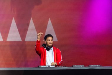 Kiel, Almanya - 21 Haziran 2019: Dj Jonas Blue Hoernstage 'da sahne alıyor