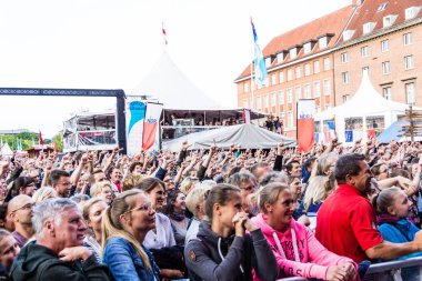 Kiel, Almanya - 21 Haziran 2019 Kiel, Kiel 'in en büyük korosunu seslendirmektedir.