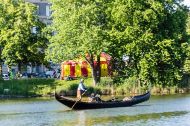 Kiel, Almanya - 22 Haziran 2019: Kiel Gölü 'nde 125. Kiel Haftası boyunca Venedik Gondolu