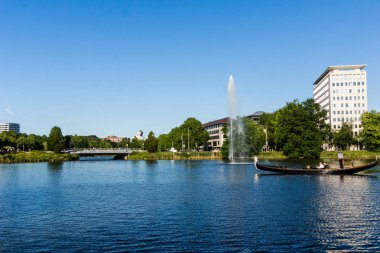 Kiel, Almanya - 22 Haziran 2019: Kiel Gölü 'nde 125. Kiel Haftası boyunca Venedik Gondolu