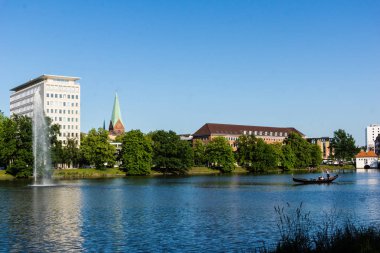 Kiel, Almanya - 22 Haziran 2019: Kiel Gölü 'nde 125. Kiel Haftası boyunca Venedik Gondolu