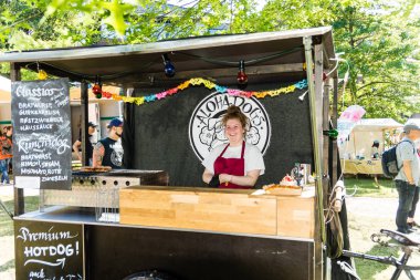 Kiel, Almanya - 22 Haziran 2019: Kiel haftası boyunca Aloha Köpekleri Yemek Kamyonu