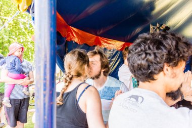 Kiel, Almanya - 23 Haziran 2019: Sunum - Akroyoga, yoga ve akrobasi unsurlarını birleştiriyor