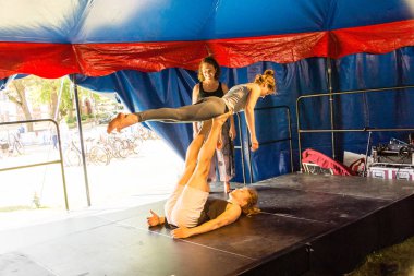 Kiel, Almanya - 23 Haziran 2019: Sunum - Akroyoga, yoga ve akrobasi unsurlarını birleştiriyor