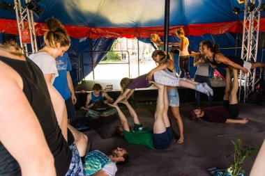 Kiel, Almanya - 23 Haziran 2019: Sunum - Akroyoga, yoga ve akrobasi unsurlarını birleştiriyor