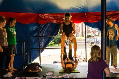 Kiel, Almanya - 23 Haziran 2019: Sunum - Akroyoga, yoga ve akrobasi unsurlarını birleştiriyor