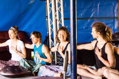 Kiel, Almanya - 23 Haziran 2019: Sunum - Akroyoga, yoga ve akrobasi unsurlarını birleştiriyor