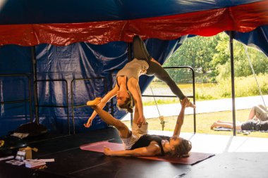 Kiel, Almanya - 23 Haziran 2019: Sunum - Akroyoga, yoga ve akrobasi unsurlarını birleştiriyor