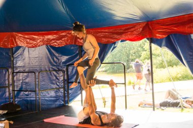 Kiel, Almanya - 23 Haziran 2019: Sunum - Akroyoga, yoga ve akrobasi unsurlarını birleştiriyor