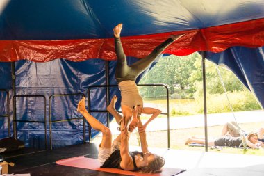 Kiel, Almanya - 23 Haziran 2019: Sunum - Akroyoga, yoga ve akrobasi unsurlarını birleştiriyor