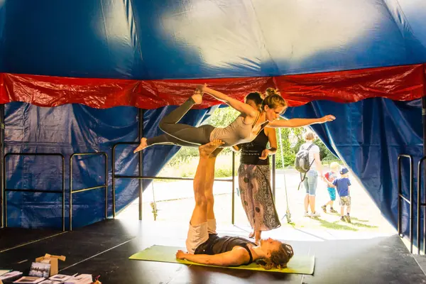 德国基尔 2019年6月23日 Acroyoga结合了瑜伽和杂技元素 — 图库照片